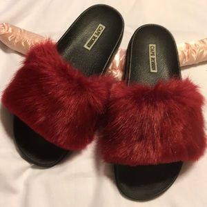 Burgundy faux fur Slides